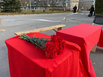 В Лесном началась церемония прощания с погибшими при пожаре на заводе - 62ИНФО В Лесном началась церемония прощания с погибшими при пожаре на заводе