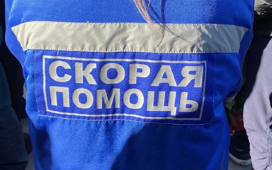 Соцсети: в центре Рязани снег с крыши упал на мужчину, ему вызвали "скорую"