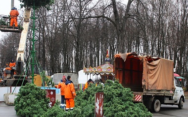 В Рязани начали украшать новогодние ели - 62ИНФО В Рязани начали украшать новогодние ели