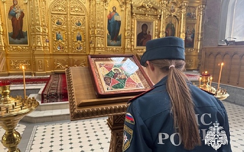 Сотрудники МЧС помолились перед иконой Божией Матери «Неопалимая Купина» Сотрудники МЧС помолились перед иконой Божией Матери «Неопалимая Купина»