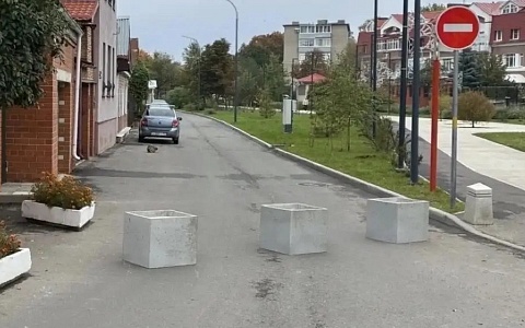 Лево-Лыбедскую улицу перекрыли бетонными блоками