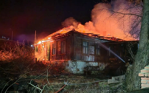 В Михайлове горел многоквартирный нежилой дом