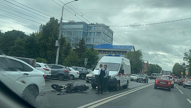 В центре Рязани такси сбило мотоциклиста