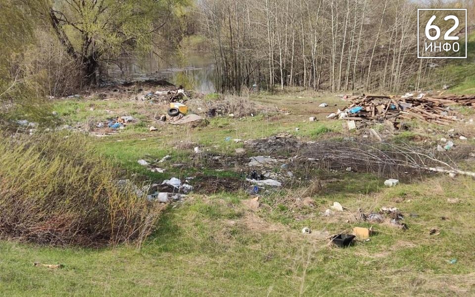 Очевидцы сообщили о несанкционированной свалке у Солотчинского моста - 62ИНФО