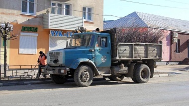 В Рязани спецтехника продолжает убирать пыль и мусор