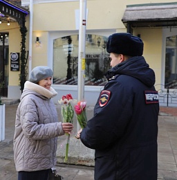 Полицейские на улицах дарят рязанкам тюльпаны и странные подарки