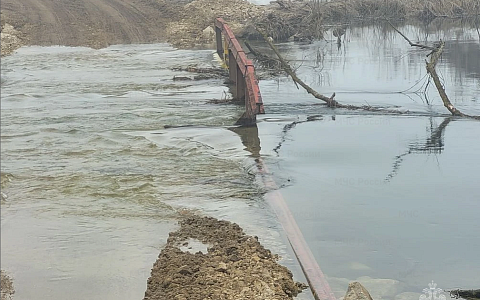 В деревне Серебрянь Михайловского района подтопило участок дороги