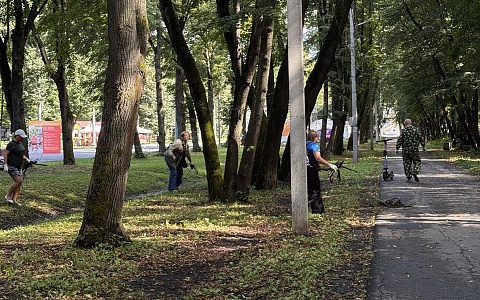 В Лесопарке прошел субботник