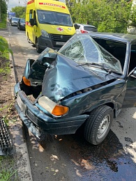 В Рязани водитель и 17-летний пассажир ВАЗ-2115 пострадали в ДТП с бордюром