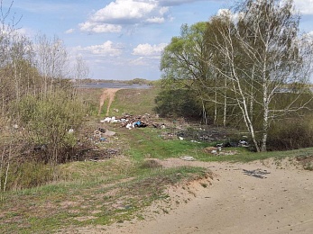 Очевидцы сообщили о несанкционированной свалке у Солотчинского моста