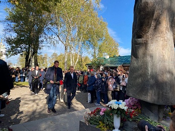 Фоторепортаж: как прошло 130-летие Сергея Есенина в Константинове - 62ИНФО Фоторепортаж: как прошло 130-летие Сергея Есенина в Константинове