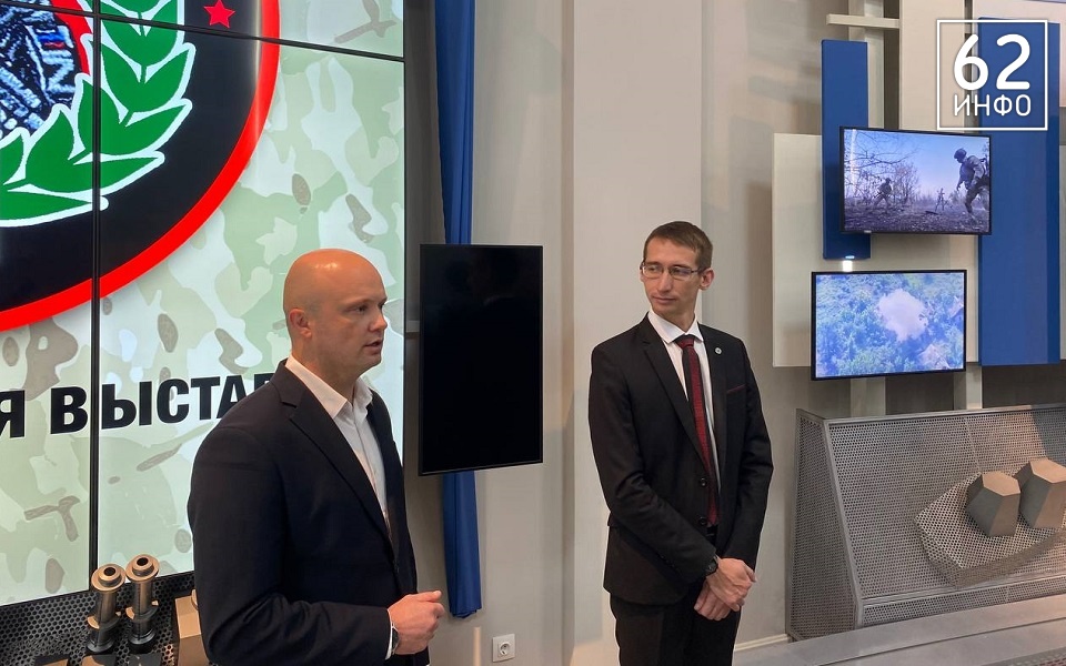 Депутат Рязанской облдумы Роман Иголкин посетил открытие выставки "Время стойкости" - 62ИНФО