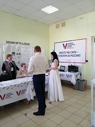 В Кораблинском районе молодожены пришли на выборы президента из ЗАГСа