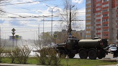 В Московском районе Рязани провели дезинфекцию военной техникой - 62ИНФО В Московском районе Рязани провели дезинфекцию военной техникой