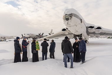  Митрополит Марк освятил стратегический ракетоносец Ту-95 «Рязань»