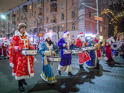 Около 600 Дедов Морозов и Снегурочек прошли по центру Рязани