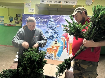 Рязанский «Народный фронт» доставил ёлку в запорожскую школу