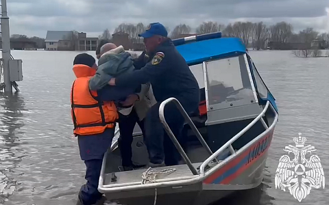 Под Рязанью жителя отрезанного водой села эвакуировали к врачам на катере