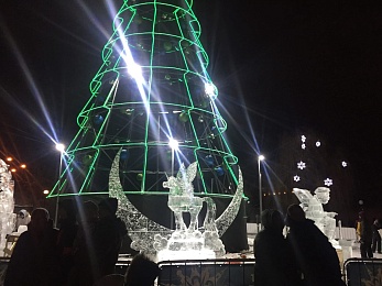 От единорога до весовщика. Фоторепортаж с Фестиваля ледовых скульптур в Рязани