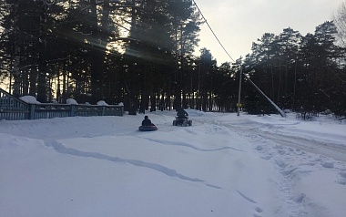 Под Рязанью сфотографировали детей, катающихся по дороге на снегоходе с привязанным тюбингом