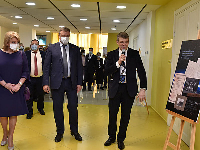 Любимов вместе с замминистра культуры России выступили на открытии выставки к 125-летию Есенина