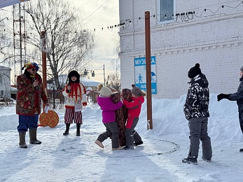 Жгли чучело и лазили на столб: в Рязанской области отметили Масленицу