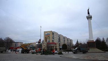 В Рязани на Московском шоссе ставят елку у ЗАГСа