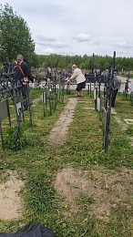 В Рязани волонтеры убрались на детских могилах Воскресенского кладбища