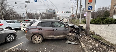 Рязанка не справилась и врезалась в столб на Московском шоссе