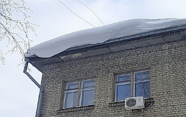 Рязанка пожаловалась на глыбы снега и льда на крыше в центре города