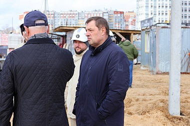 Чиновники осмотрели строительства школы и детсада в Рязани