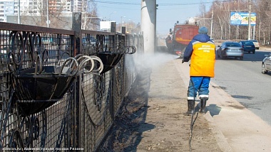 В Рязани начали мыть памятники, фонтаны и ограждения