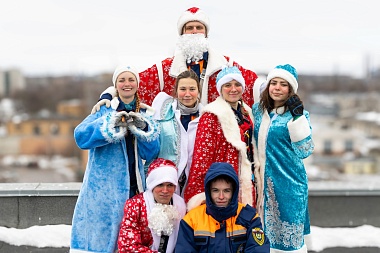 Рязанские спасатели в праздничных костюмах поздравили детей в больницах