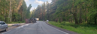 Водитель пострадал при опрокидывании фуры в Клепиковском районе