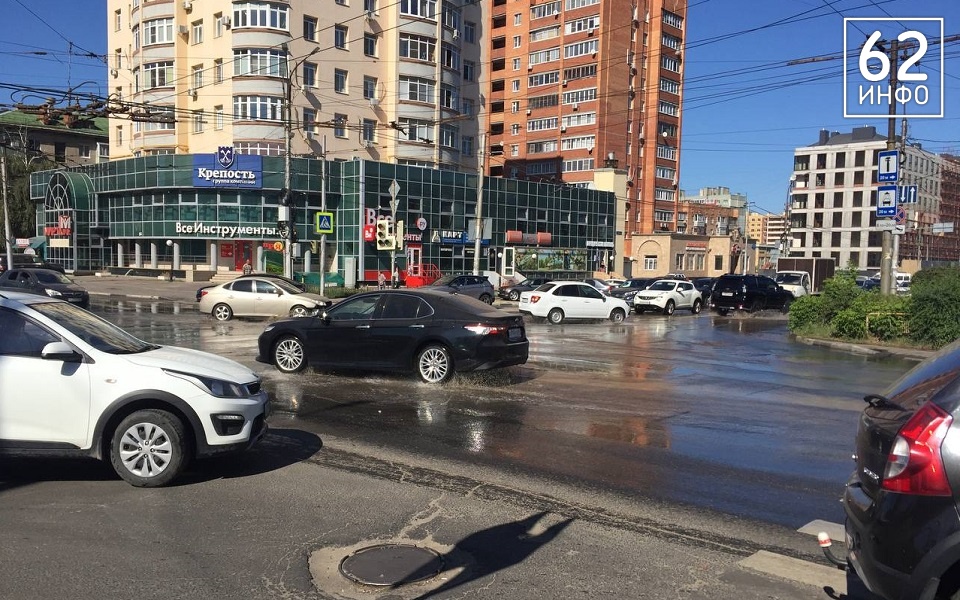 В Рязани затопило улицу Грибоедова из-за прорыва - 62ИНФО