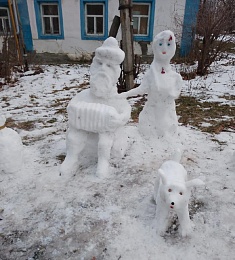 Пронский скульптор слепил гармониста с хороводом из снега