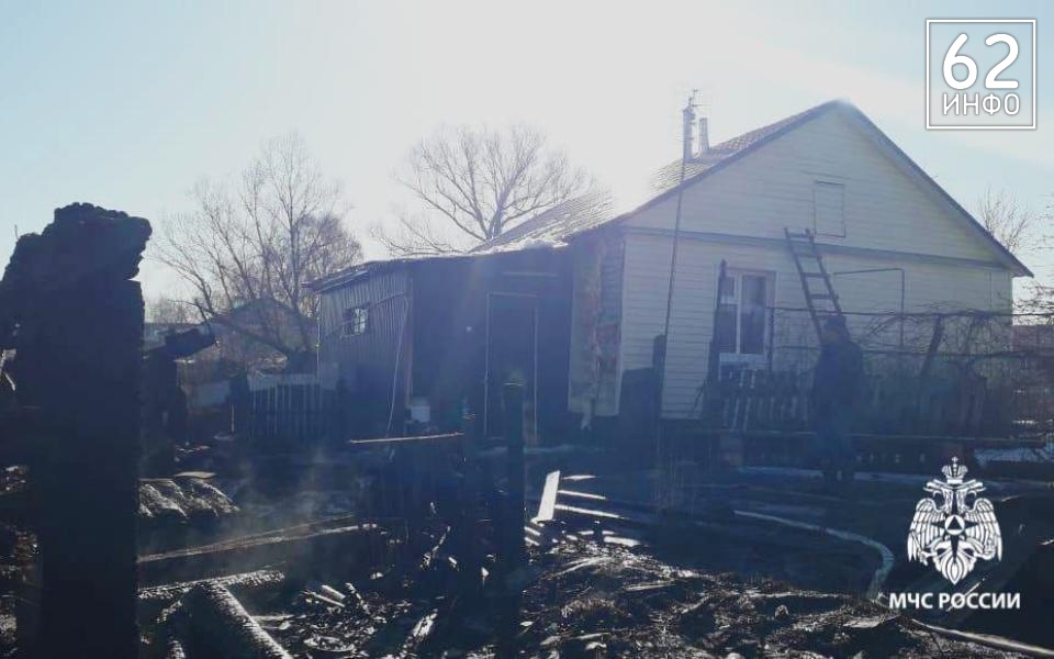 Хозпостройка вспыхнула рано утром в Сараевском районе из-за аварии - 62ИНФО