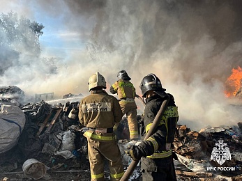В Рязани огнеборцы тушат пожар на улице Связи