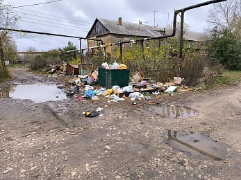  В Скопине активно выкидывают на улицу мебель