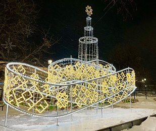В Рязани зажгли огни на главной елке на площади Ленина