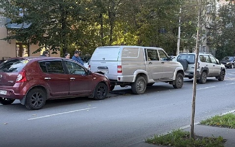 В центре Рязани столкнулись три машины