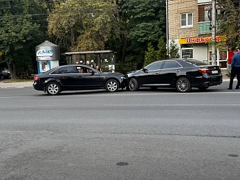 В центре Рязани столкнулись две иномарки
