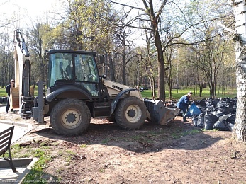 Мэрия Рязани пообещала вывезти оставшиеся мешки мусора из ЦПКиО в ближайшее время 