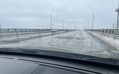 Все хуже: водители сообщают о десятках опасных ям на Солотчинском мосту