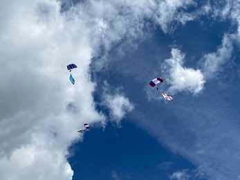 В Рязани День ВДВ отметили показательными выступлениями десантников и прыжками с парашютом