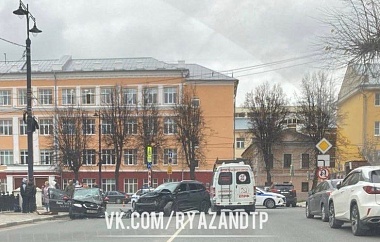 Опубликовано видео с места жёсткого ДТП возле лицея №4 в центре Рязани  - 62ИНФО Опубликовано видео с места жёсткого ДТП возле лицея №4 в центре Рязани