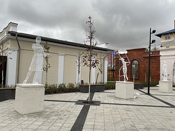 На Рязанской ВДНХ поставили найденные в Оке призраки-скульптуры СССР