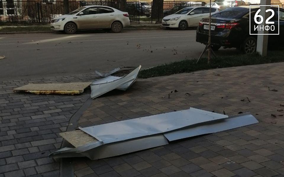 В центре Рязани ураганный ветер сорвал крышу - 62ИНФО В центре Рязани ураганный ветер сорвал крышу - 62ИНФО