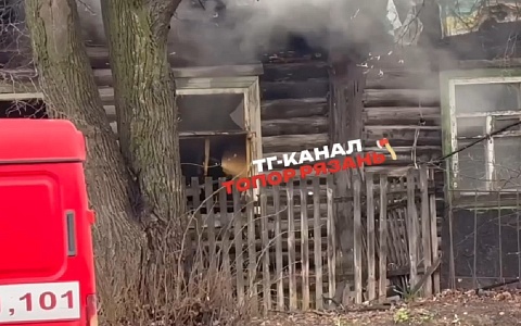 Частный дом в Рязани тушили 15 человек