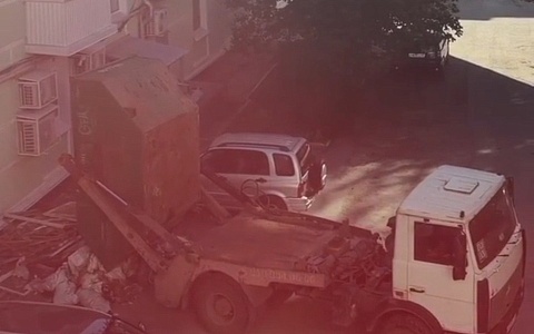 Во дворе на Первомайском проспекте мусоровоз вывалил мусор на асфальт